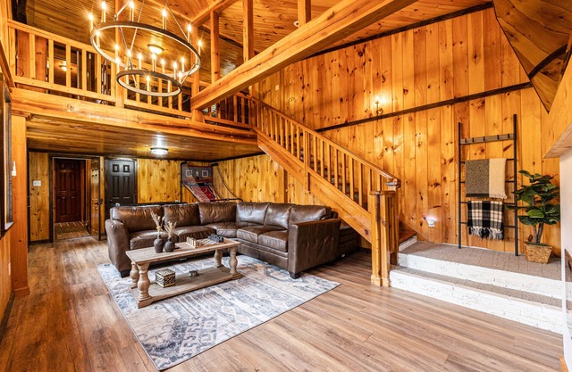Spacious cabin near boat rentals & NOC with Hot Tub, Pool Table, & Gameroom
