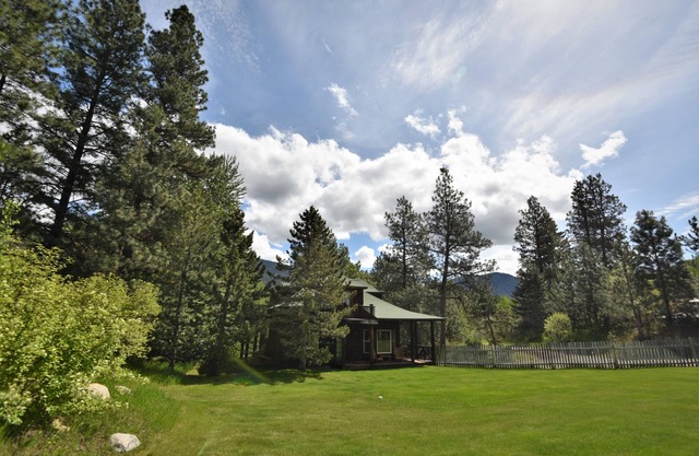 Spacious Cabin W/Lrg Fenced Yard in the Heart of Methow Valley