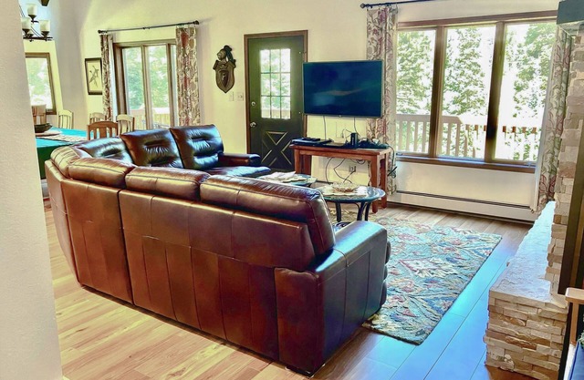 Spacious Cabin w/WiFi, Pool Table, Fireplace, Washer/Dryer - Snowbird-Friendly