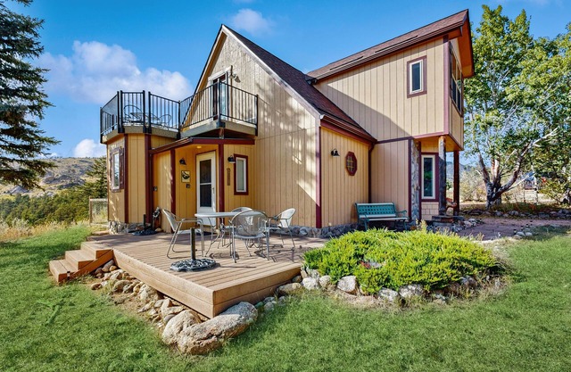 Spacious cabin with stunning views, wifi, fully stocked kitchen & W/D