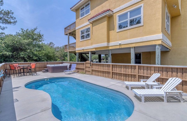Spacious canalfront home w/pool & hot tub on the 4x4 beaches of Carova!