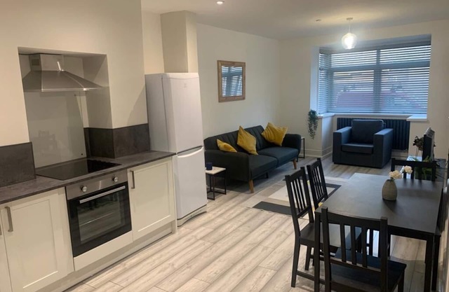 Spacious central apartment, 100m from beach!