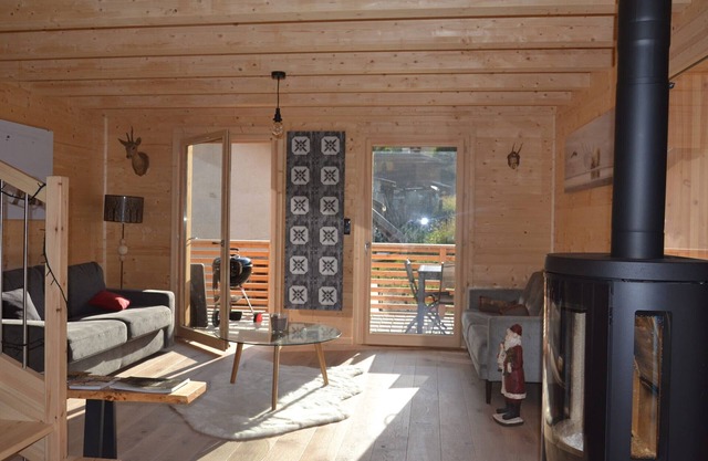Spacious chalet for 12, 5 bedrooms, parking, WiFi, perfect for your Valloire getaway
