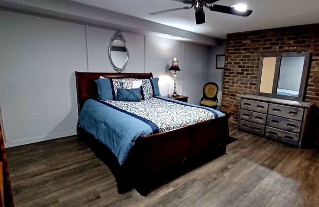 Spacious,clean,& comfortable Apt.min. from DT&UT/ 2.9 miles to convention center