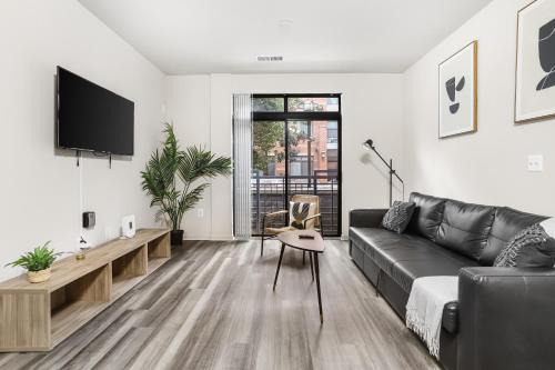 Spacious Comfort Near Downtown Hotspots