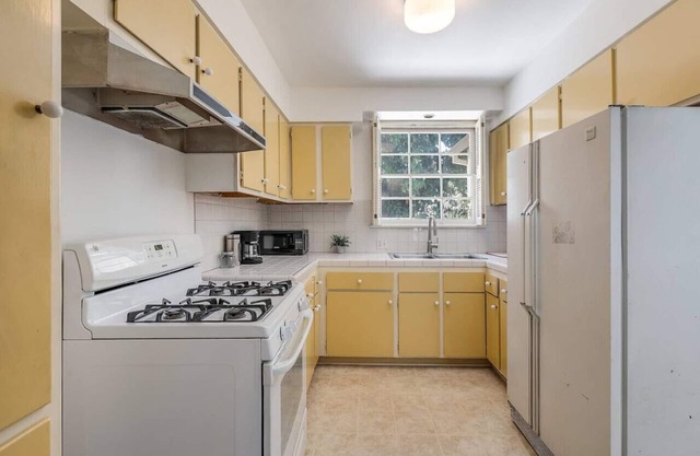 Spacious, Comfortable 1 Bed Home in Studio City