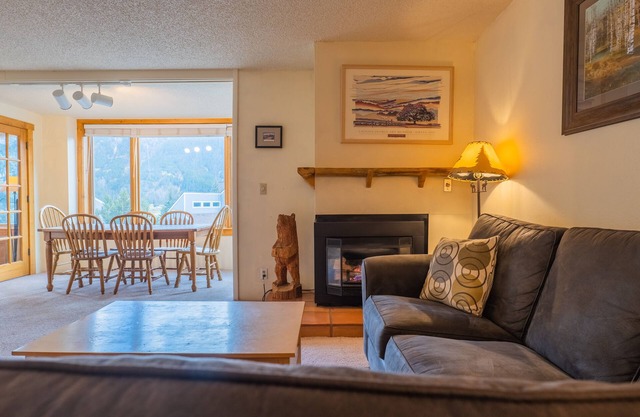 Spacious Condo, Short Walk to Lifts. SH301