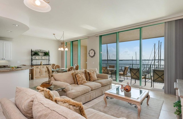 Spacious Condo w/180° water views over Marco R., pool, walk to shops