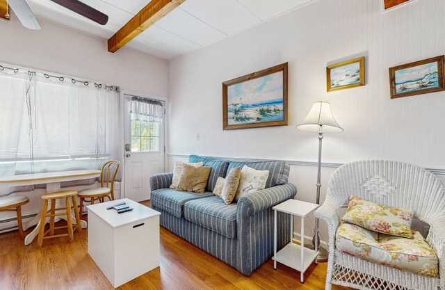 Spacious condo w/shared pool and full kitchen Close to the beach