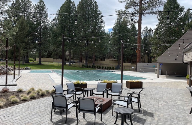 Spacious condo with breathtaking views of the Deschutes River