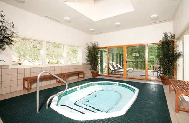Spacious Condo with Hot Tub, Shuttle + Ski Storage