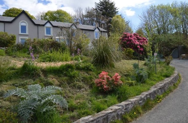 Spacious cottage with stunning loch views