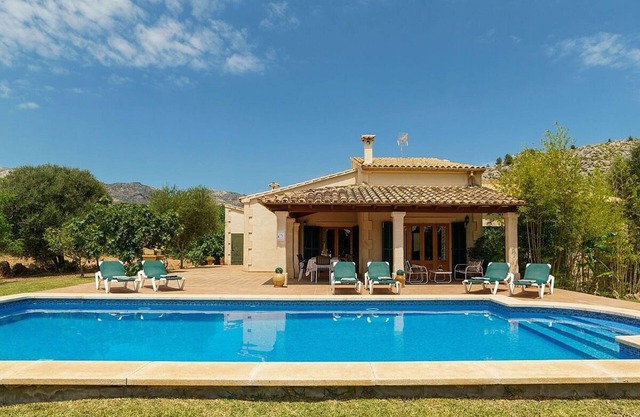 Spacious Country Villa, A/C, Large Private Pool & Garden, Mountain Views close to Pollenca & Beaches