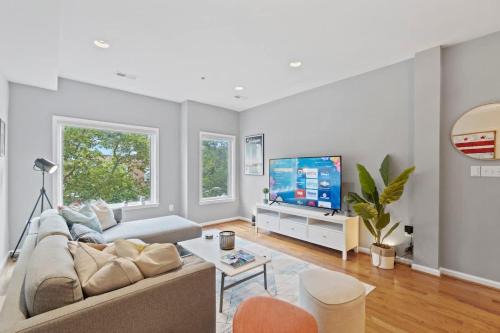 Spacious DC Retreat Two Units 4BR & 5BA #DCottage