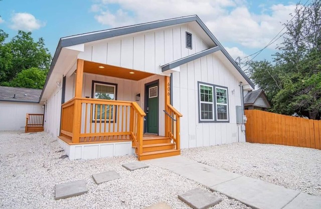 Spacious Delightful 4 BR/3 BA Close to Downtown