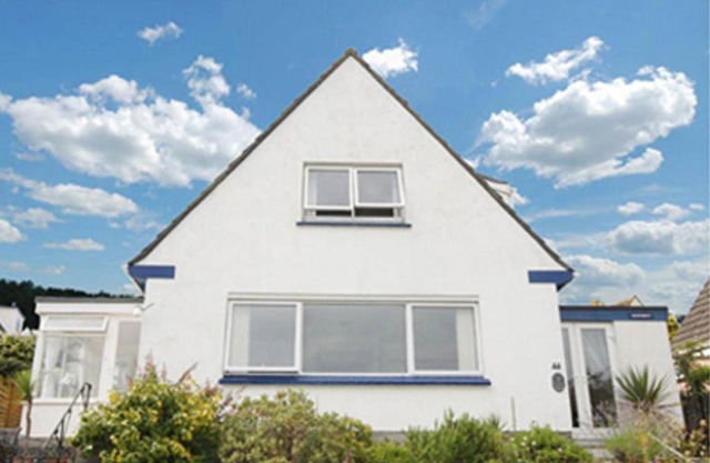 Spacious Detached House with Parking & Views