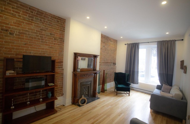 Spacious Downtown Montreal Apt-4BR/2BA, Free Wifi, Washer/dryer