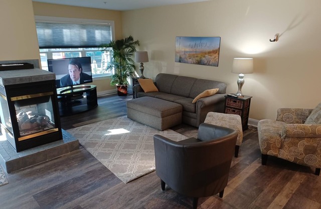 Spacious Downtown, First Floor, Patio, sleeps up to 6, Short Walk to Everything!