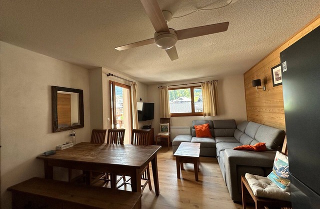 Spacious Duplex Apartment, Ski-In/Ski-Out, Sleeps 8, South-Facing Balcony, Parking & Wi-Fi