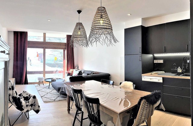Spacious duplex at the foot of the slopes with pool access