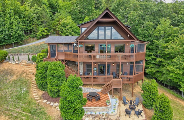 Spacious 'Eagle's View' Luxury Cabin w/Views