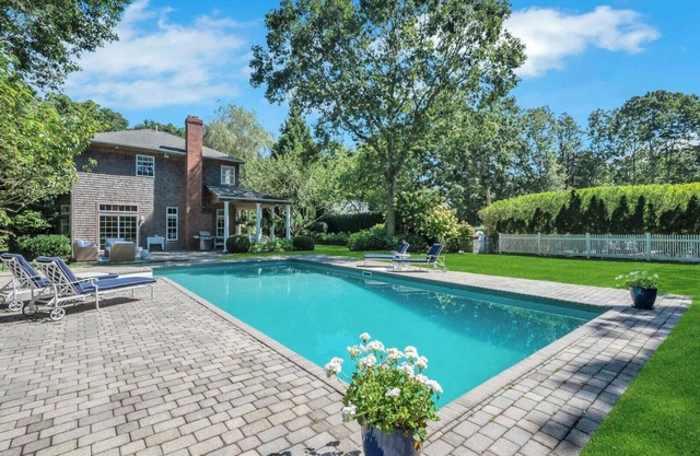 Spacious East Hampton Retreat Minutes Away from East Hampton Village,.