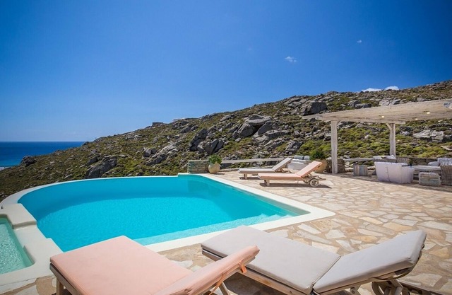 Spacious, Elegant Villa - Infinity Pool/Jacuzzi, Panoramic Sea Views, 10 mins walk to Agrari Beach!