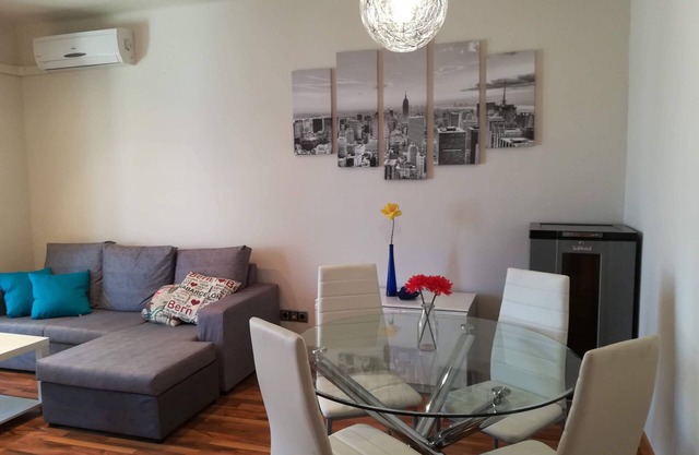 "Spacious 4 bedroom apartment in the center with terrace and elevator, near the sea"