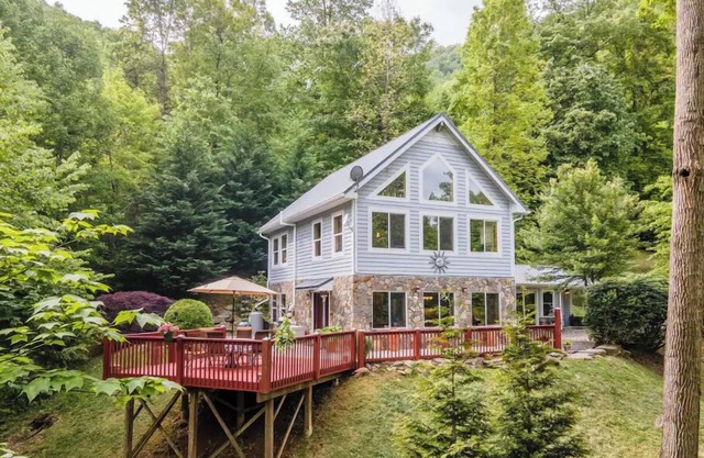 Spacious Family Cabin/Game Room, Hot Tub, Workout Room + Starlink Wi-Fi