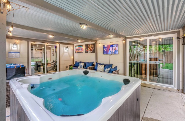 Spacious Family Getaway: Hot Tub, Games & Central Location – Sleeps 12!