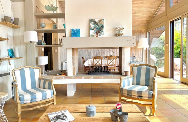 Spacious family home just a stone's throw from the ocean
