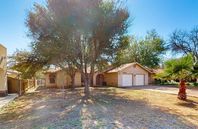 Spacious family retreat close to park, with WiFi, central AC, W/D, work space
