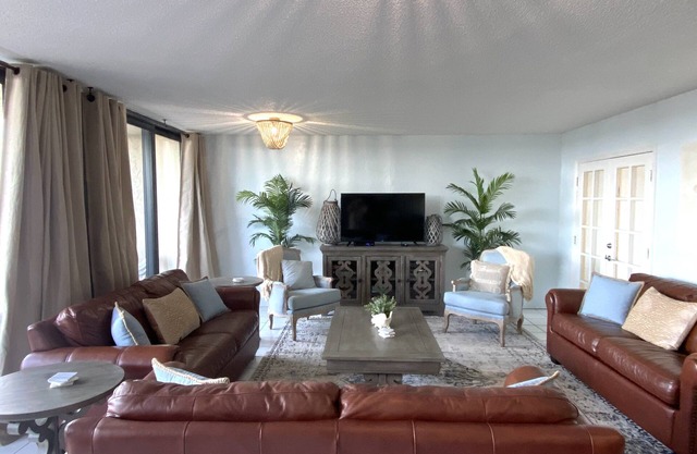 SPACIOUS FAMILY FRIENDLY 3br 2ba on the beautiful NO DRIVE section of the beach