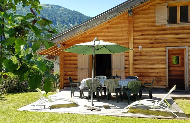 Spacious family chalet for 10, with mountain views & sunny garden