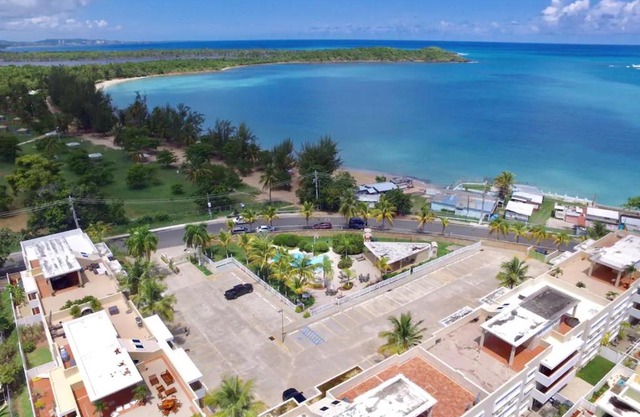 Spacious Full Apt w/Beach, Pools, Entertainment 3BR/2BT