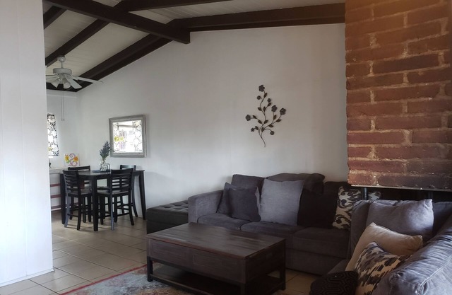 Spacious furnished 2 bedroom apartment available in a great central location !
