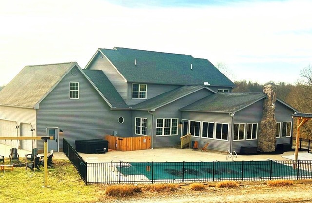 Spacious Getaway for 22 w/Pool, Hot Tub & Huge Game Room – Perfect for Groups!