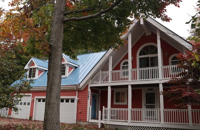 Spacious getaway nestled between two beautiful lakes!