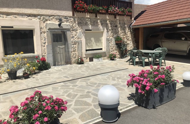 Spacious gîte, private courtyard, hiking, climbing, skiing at the foot of the mountain