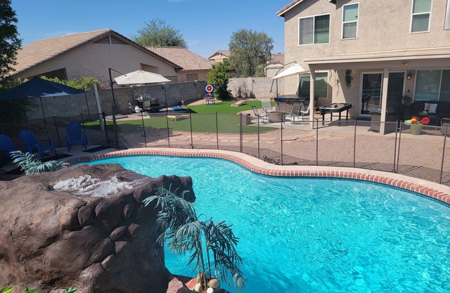 Spacious Glendale Home! Pool/Hottub/Waterfall/Firepit/PutPut/BBQ/Huge Yard/Games