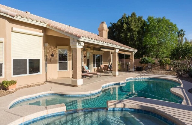 Spacious golf course house, pool heater, spa