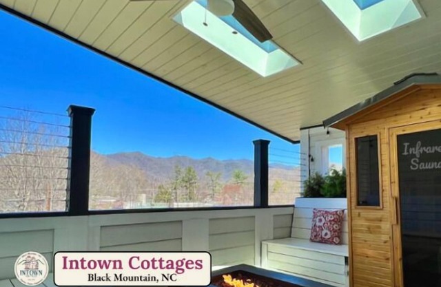 Spacious Group Getaway w/HT-Sauna Deck & DT Access
