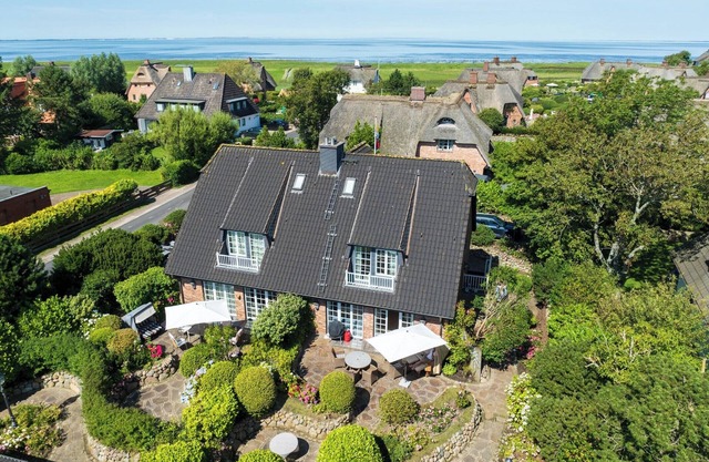 Spacious half of the house with tiled stove, bright and close to the mudflats