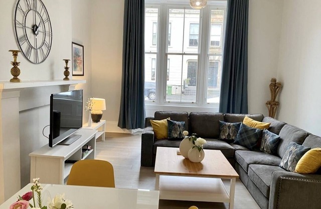 Spacious, high ceiling, 2Bed City apartment with Free parking & super fast Wi-Fi