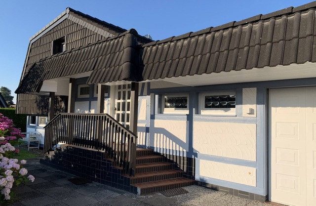 Spacious holiday home, close to the beach, WiFi, pets welcome, quiet residential area
