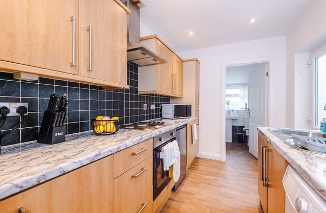 Spacious Home in Stoke-on-Trent, Ideal for Business, Sleeps 5!