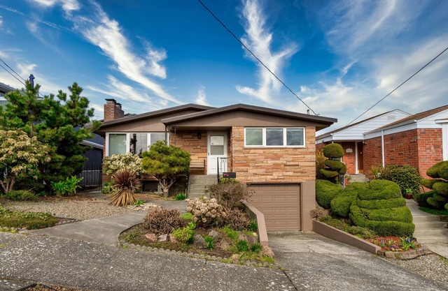 *SPACIOUS HOME in Quiet Neighborhood - PET FRIENDLY!