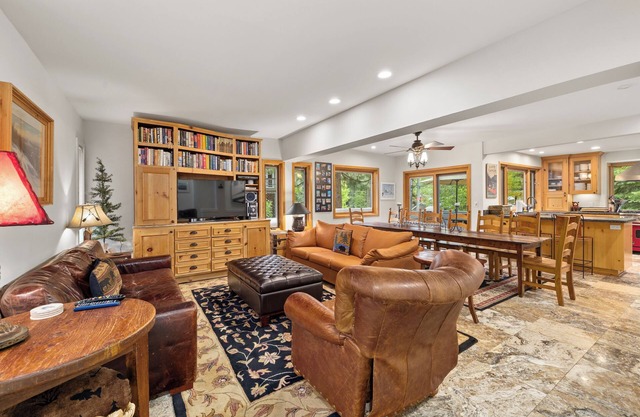Spacious Home in Olympic Valley, Private Hot Tub, on Shuttle Route!