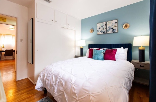 Spacious Home Sleeps 6 Free Parking Laundry