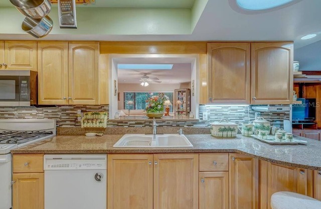 Spacious Home in Sugarmill Golf Country Club w 2 car Garage